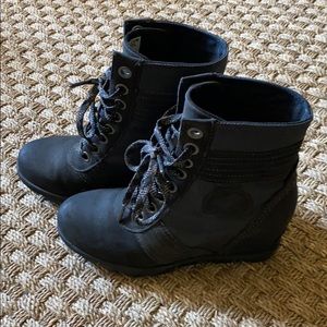 Black Sorel wedge
